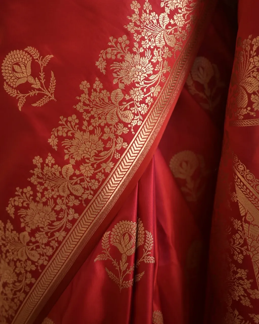 Close-up of the gold floral border and buta